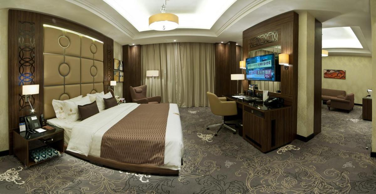 Casablanca Grand Hotel Jeddah Exterior photo A room at the hotel